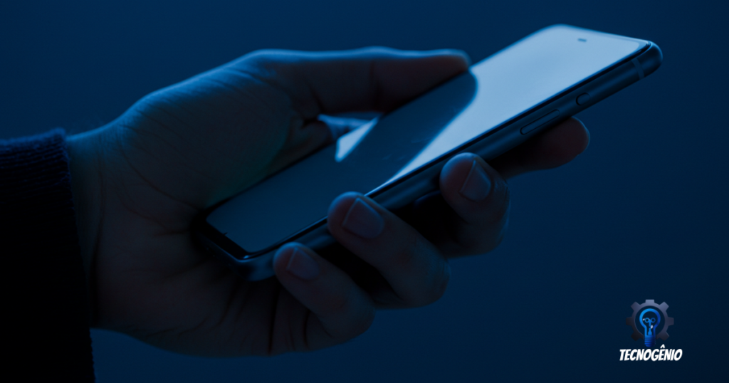 celular - homem-segurando-seu-celular-com-a-mão-recebendo-10-hacks-secretos